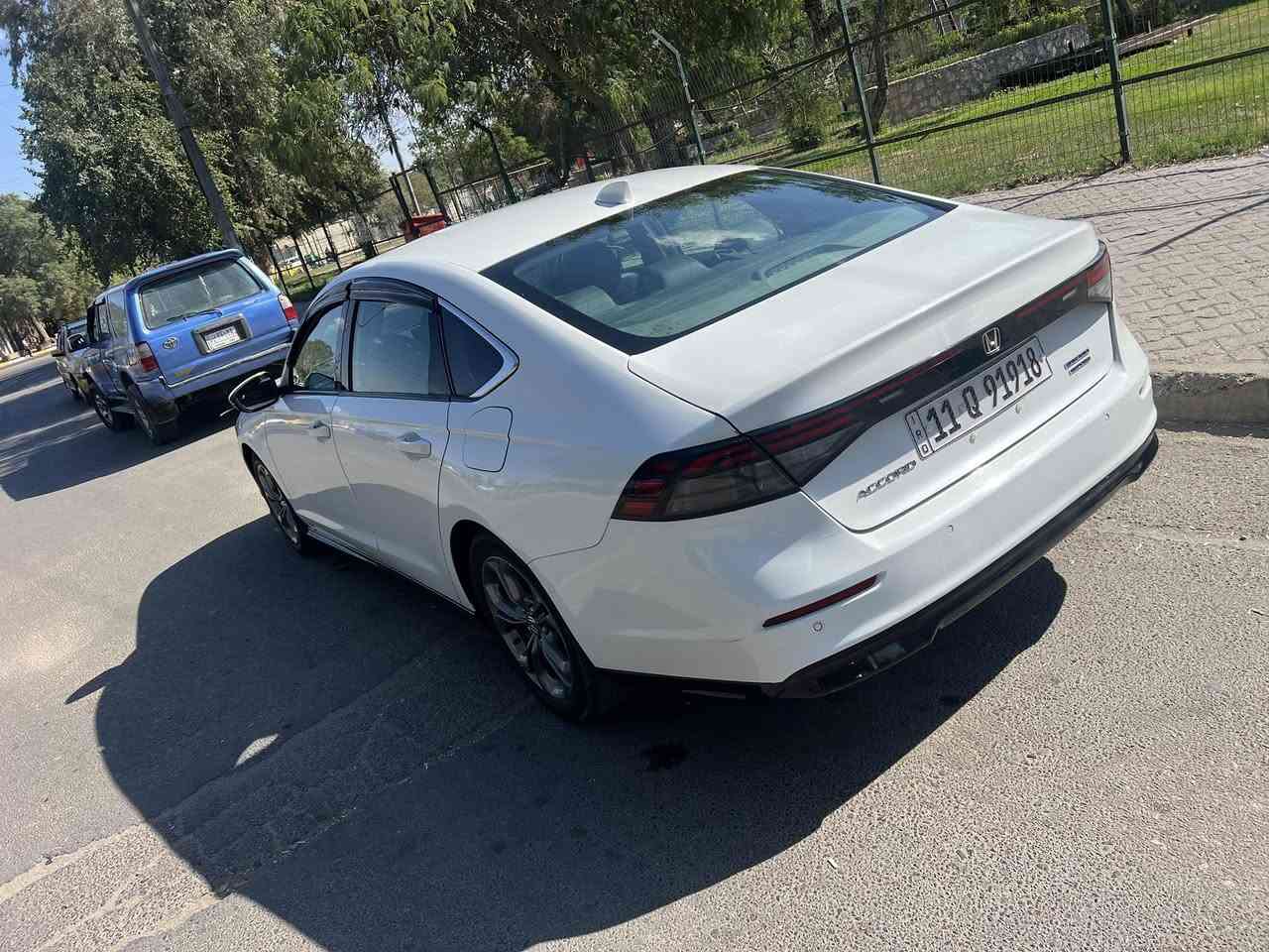 هوندا أكورد تورنك  اعلى موصفات بالهوندا (2023)🔥🔥
⚡ هايبرد (Hybrid)
🛠️ محرك 2.0 لتر + محرك كهربائي
🔥 قوة عالية مع صرفية بنزين ممتازة
⚙️ ناقل حركة e-CVT أوتوماتيك
🚘 دفع أمامي
🌞 فتحة سقف كهربائية
🪑 مقاعد جلد أصلية
🔌 مقاعد أمامية كهرباء
🔥 تدفئة تبريد مقاعد أمامية
💺 ذاكرة مقعد السائق
📺 شاشة وسطية كبيرة تعمل باللمس
📱 Apple CarPlay و Android Auto
🖥️ شاشة عدادات رقمية إلكترونية وشاشة اعطال إلكترونية 
🔊 نظام صوت BOSE الأصلي
🔋 شحن موبايل لاسلكي
🔑 تشغيل بالبصمة  
📡 تشغيل عن بعد
🚪 دخول ذكي بدون مفتاح
🛡️ نظام Honda Sensing الكامل
📡 رادار أمامي ورادار خلفي 
🛣️ مثبت سرعة تفاعلي
⚠️ تحذير الاصطدام
🧭 مساعد الحفاظ على المسار
👁️ نقطة عمياء
🚧 تحذير الخروج عن المسار
📷 كاميرا خلفية متعددة الزوايا
📍 حساسات أمامية وخلفية
💡 أضواء LED أمامية وخلفية
🛞 ويل قياس 17 تخم تاير جديد
❄️ مكيف أوتوماتيك ثنائي المناطق
🛑 فرامل كهربائية + Auto Hold
الحادث 👇🏻
شاشة رقمية على جامة داته شو
السيارة بية بابين عكس سايق مبدلات اصلي من امريكا استوردتهن ونصبغن بسبب نقل وشخوط 
بدون دواخل 
الجاملغ الخلفي صبغ   
الداخل جلد بالكامل النواعم والكشنات والأبواب 
بيها أرضياتها الاصليه وأرضياتها الثانويه الحوضية 3D
السعر 188 

رقم الهاتف 
بغداد حي الاعلام  
***********
