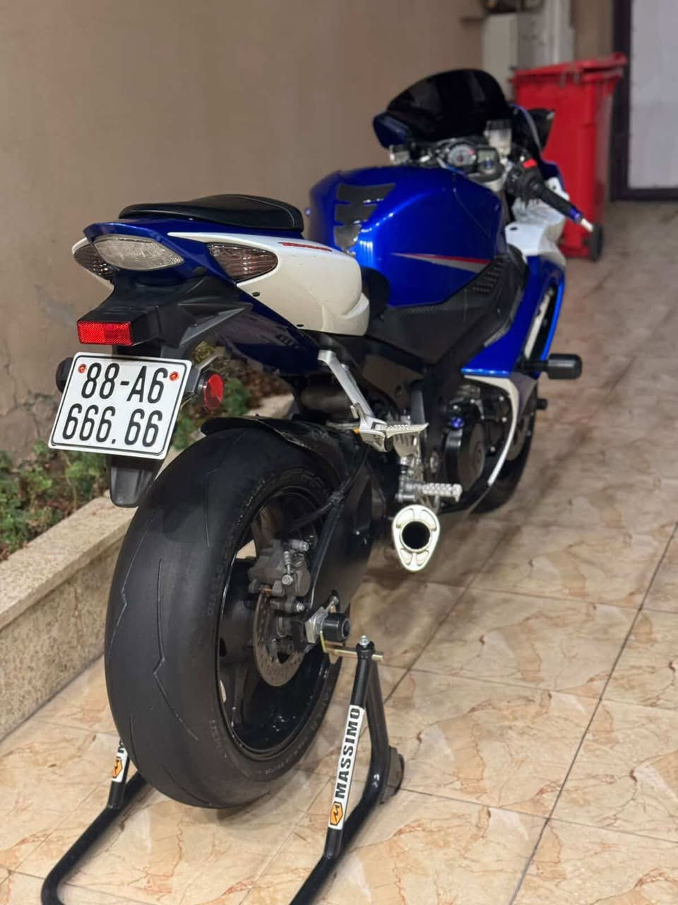 سلام عليكم جكسر 2008
حجم المكينه:1000ss 
المنشأ:sazeke 
موديل :2008
أوراق :كامله
الدراجه مزوده مودات طلقات رعب 
تايرات جدد ابو جدحه شرط ب٦ أورق
دهن جديدد 
ادامه جديده 
دراجه شحجي عليها قليل صاروخ بل مشي 
عليها لايت زنون الأصلي ٢ ورقتين 
كفاله عامه ناقصه بس خيال😉✈️

مكان:الحسينيه 
السعر نار: 53$ وبيها مجال 
رقم: ***********

الشراي بخدمته🫶
