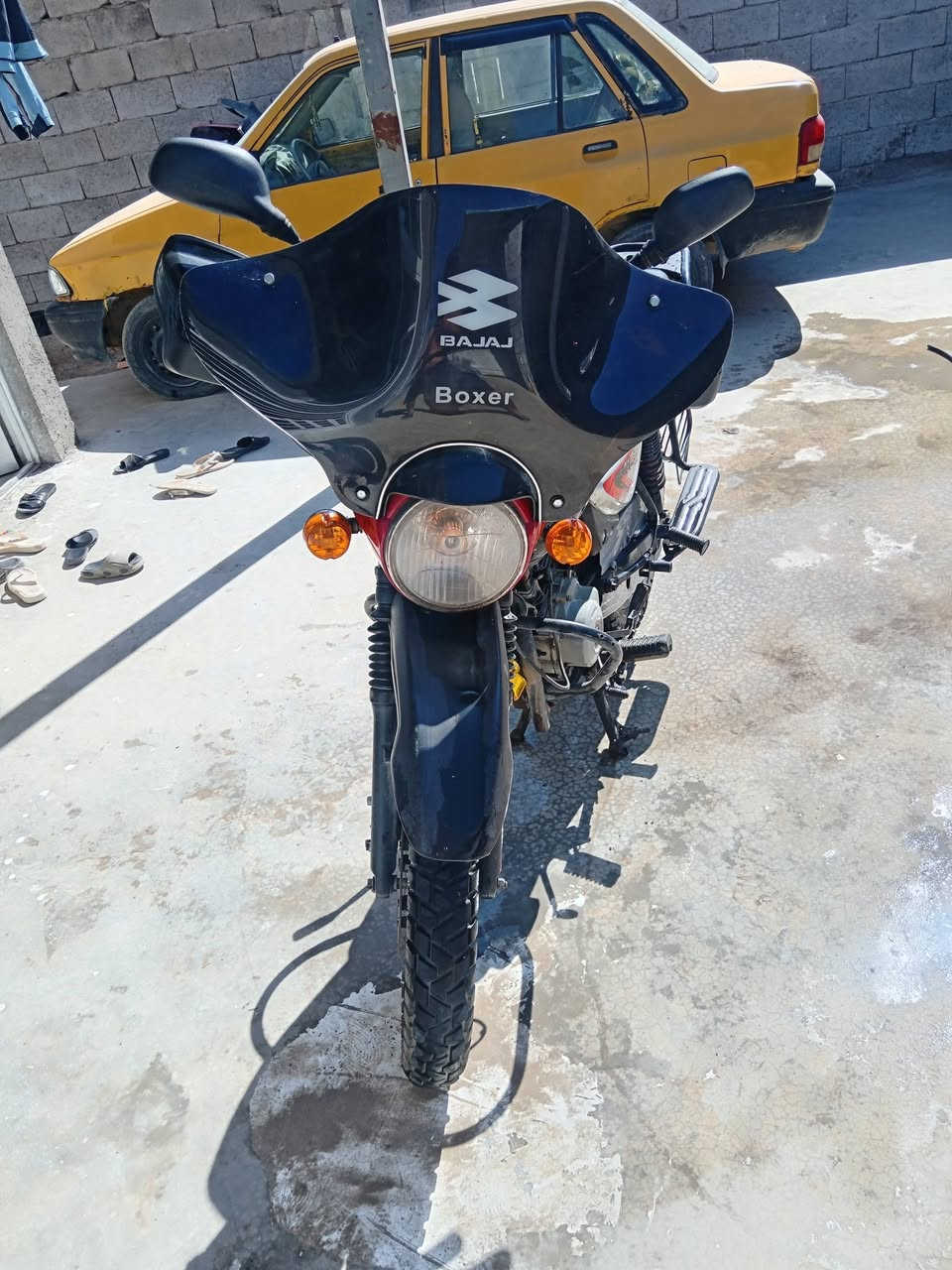 سلام عليكم عندي دراجة بوكسر موديل 2022 للبيع مابيه وراق سعر 825 وبيه  مكان بغداد بسمايا رقم *********** واتساب
