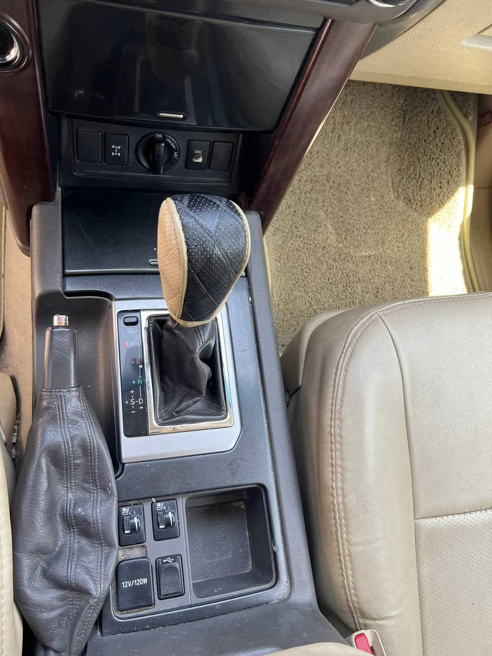 للبيع برادو vxموديل ٢٠١٤فول مواصفات ٦سلندر كفاله عامه كير محرك بدي عدا جراد قليل بالقماره تخم تاير برجستون صار اسبوع شاده السعر ٣٠٠قفل قفل مكانه نجف ***********

