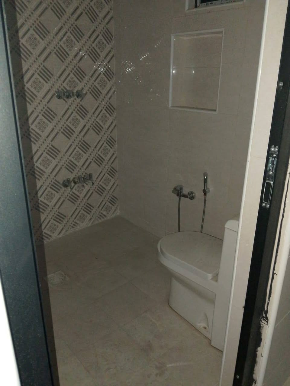 السلام عليكم... مشتمل للبيع منطقه الشعب شارع الاسواق قرب جامعة الأمام الكاظم مساحه 75 واجهه 4.3 م نزال 22م طرمه استقبال خدمات مطبخ 3 غرف نوم بناء حديث تسليم مفتاح  استفسار مكتب الشعب للعقاره باداره ابو عسل *********** واتساب 
*********** اتصال
