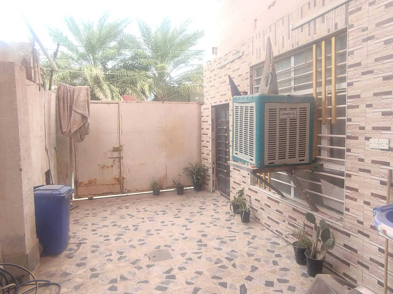 سلام عليكم دار للبيع المساحه 150متر الموقع حي الرحمه شارع المستوصف
البيت يحتوي على استقبال +صاله +غرف عدد2 +غرفه في الصطح 2صحيات داخليه   خارجه البيت محدث بناء سنه 2023
للاتصال ***********
