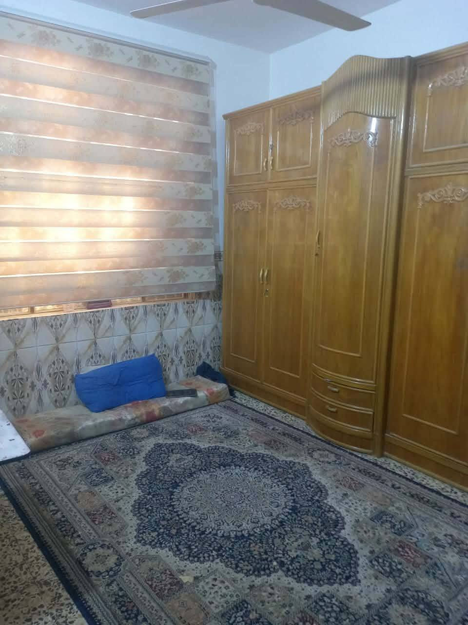 الدار للبيع المساحه 130 متر سند 25 تحويل بالمحكمه  بأسم المشتري يحتوي على غرفه وصاله ومطبخ وستقبال مثل ما واضح بالصوره البيت كلش نضيف ومرتب وقريب على الشارع شارع البوبيات بضهر الامام الحر واليحب يستفسر بعد أكثر يتصل على الرقم ***********

