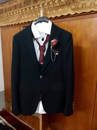 للبيع طقم ملابس مره واحده بسعر مناسب رقم 07502478799