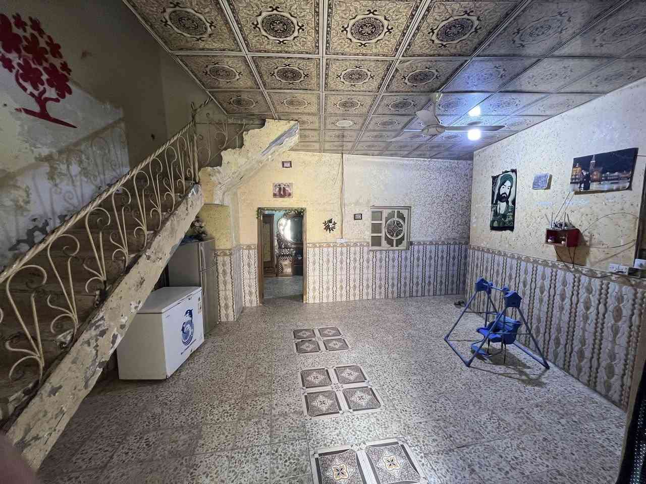 السلام عليكم بيت للبيع المشراق القديم خلف جامع الغنامه 
المساحه 150 وبصفه قطعه الواجهه 3 مترات
يحتوي عله استقبال وصاله كبيره وثلاث غرف نوم وصحيات 
السعر 50 وبي مجال للاستفسار الاتصال ***********
