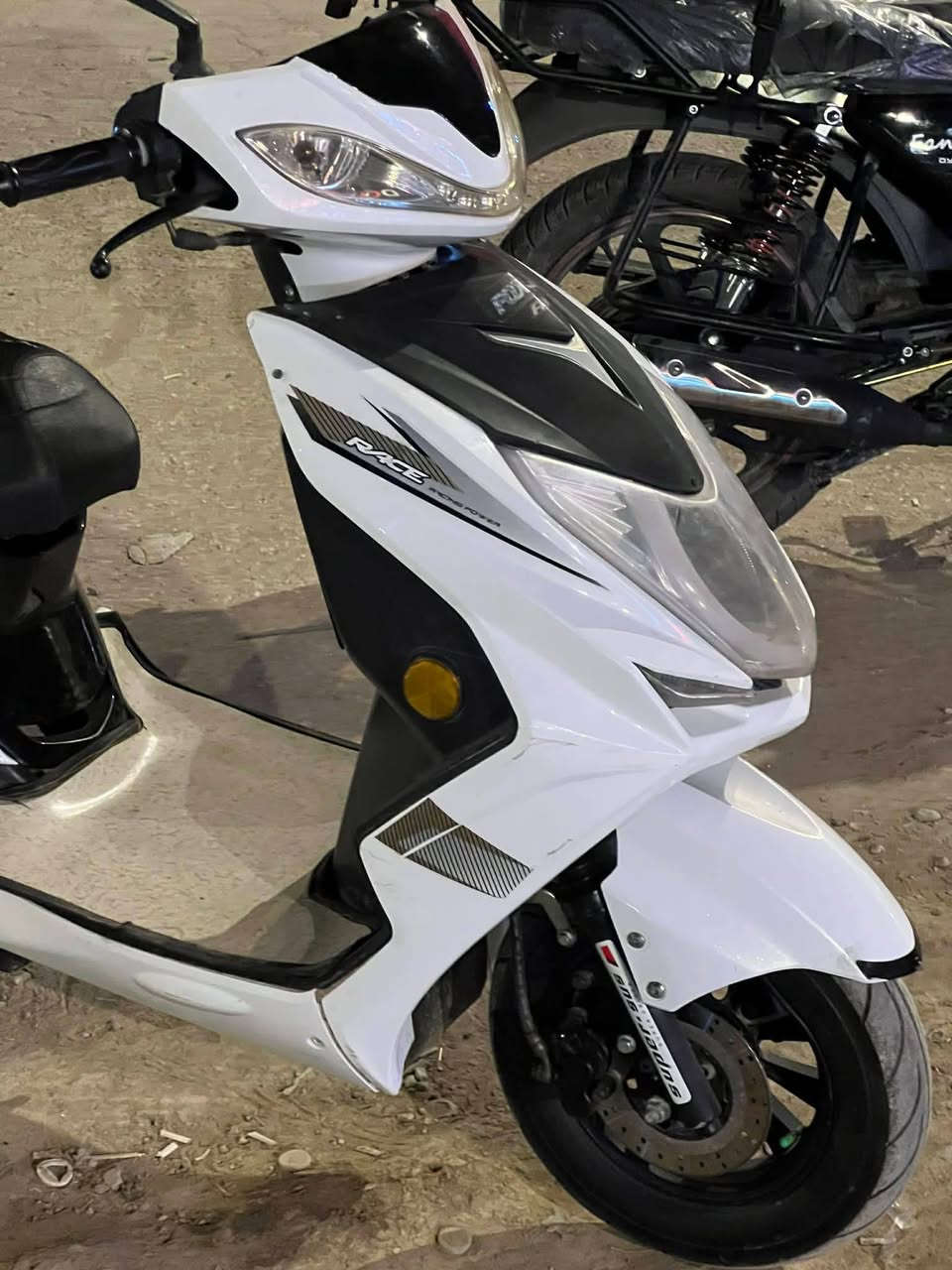 السلام عليكم 
دراجه للبيع موديل 2023 كاملة وحلوة كل نقص ما بيها ماشية8000 فقط تايرات دبلات كهربائيات كلها شغالة فقط بيها بداية ضعف بالمحرك وسعرها 300 وبيها مجال قليل العنوان الشطرة ***********
