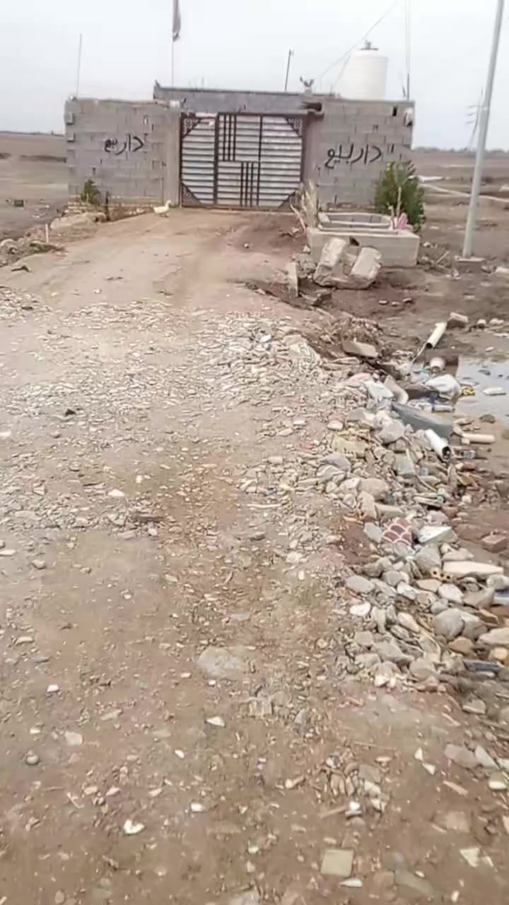 سلام عليكم بيت للبيع وجها عشارع المساحه ميتين يم الجملون متوفر كافه الخدمات ***********
