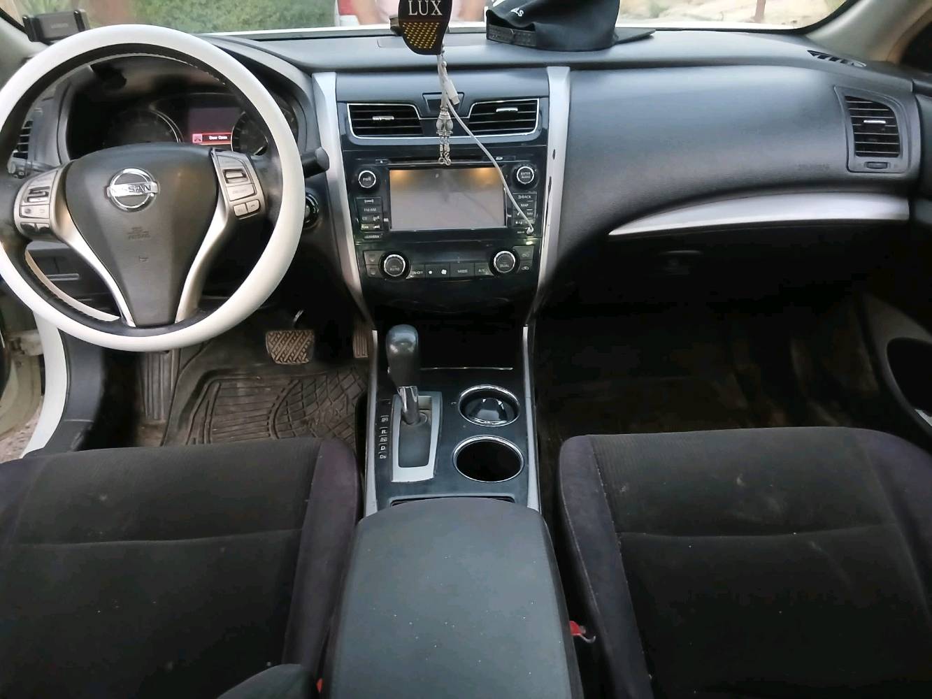 نيسان التيما 2013 وراد امريكي  بيها ٤ قطع ونص  . بصمه سلايت تحكمات ستيرن abs كروز سرعه كامره كشن كهربائي تبريد تدفئه  فول مواصفات كير محرك شرط عليها غرامه ١٣ ورقه شرط التحويل 