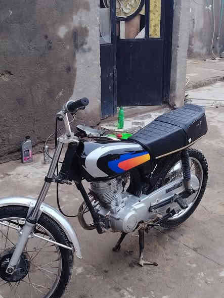 سلام عليكم دراجه نامه ادوات دراجه كلش نضيفه ومكينه جديده سعره 500 وبيهه مجال قليل حك جيه مكاني زبير رقمي ***********
