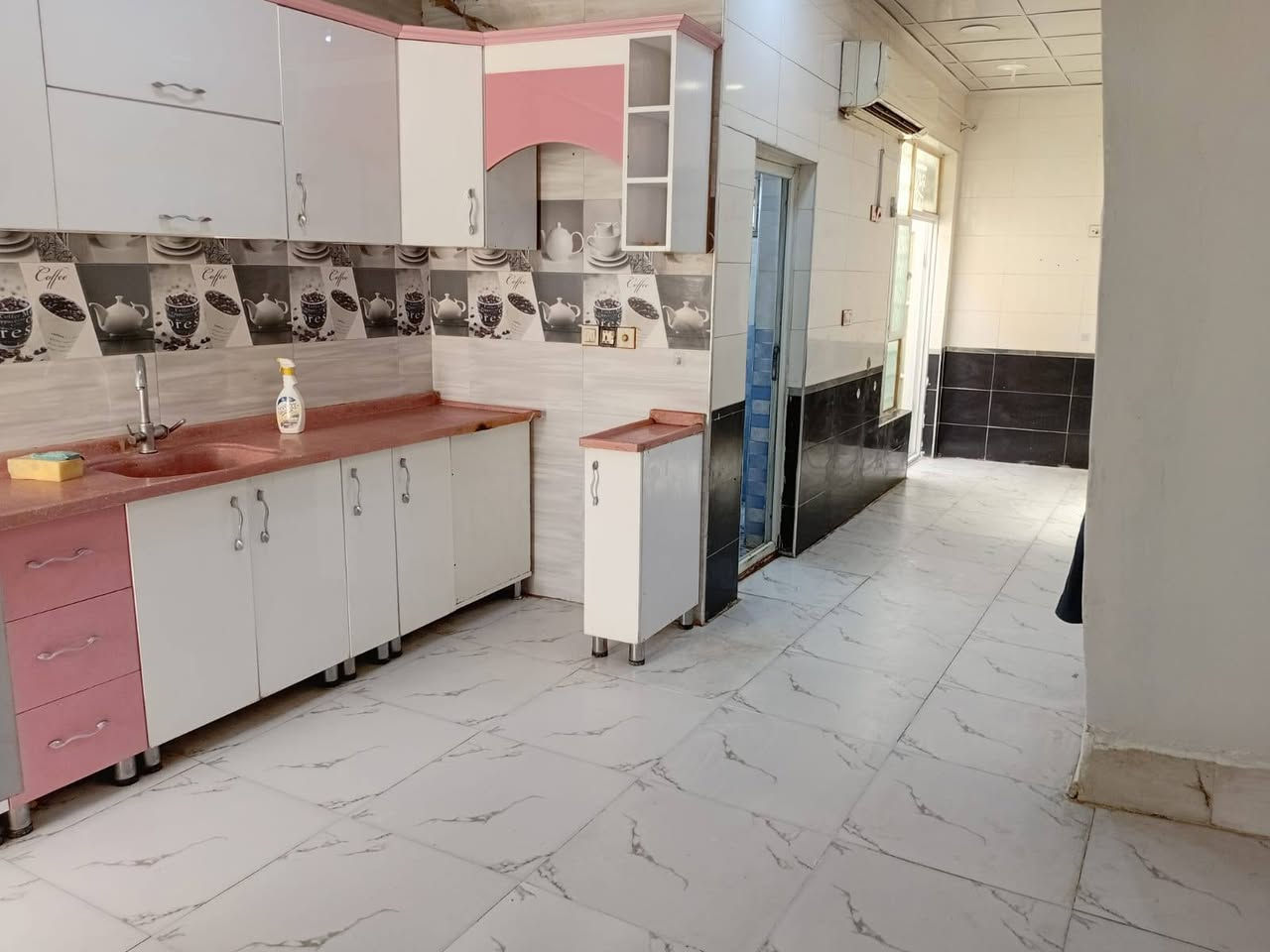 بيت للرهن 100 متر طابق واحد حي المكرمه جديد مع الاثاث قرب جامع ابو فضل شارع طاقه
السعر 40 قفل لمدة سنتين  
*********** 
مكتب الدار للعقار مقابل مطعم اثير ابو الكص وصدلية ارز لبنان 
اهلا وسهلا بكل عروضكم
