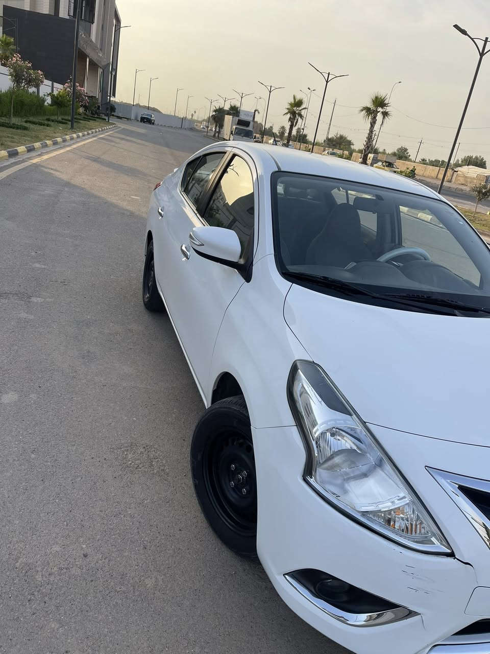 سلام عليكم نيسان سني موديل ٢٥ ماشيه ٥١   سعر ١١٧  سياره مصريه  الارضيه مدوشمه جلد وسفراي  وكشنات دوشمه جديد العنوان بغداد الدوره رقم ***********
