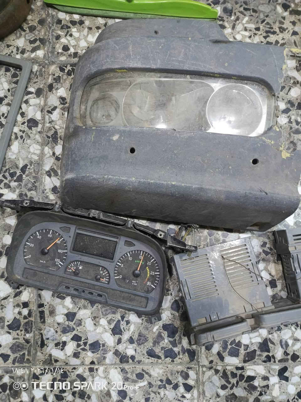 السلام عليكم غراض اتيكو للبيع السعر مناسب مكان بغداد 
***********
