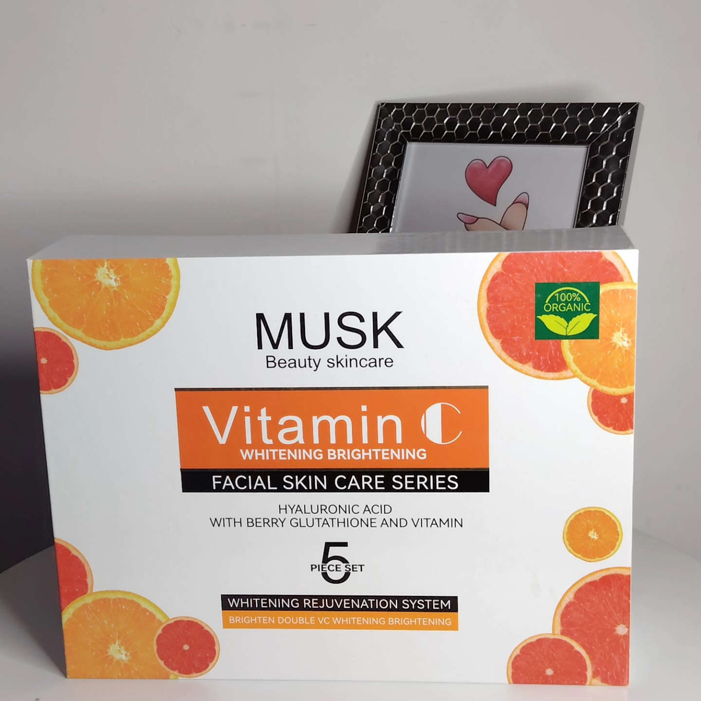 محتويات المجموعة وفوائدها
تتألف المجموعة الخماسية الظاهرة في الصورة من المنتجات التالية:
غسول الوجه (Facial Wash): يعمل على التنظيف العميق، التحكم في الزيوت، ومكافحة حب الشباب.
سيروم الوجه (Face Serum): يساعد في تفتيح التصبغات والبقع الداكنة وتوحيد لون البشرة.
كريم التبييض (Whitening Cream): يمنح البشرة ترطيباً مكثفاً وإشراقة.
كريم محيط العين (Eye Cream): مخصص للعناية بمنطقة العين وتقليل ظهور الهالات أو التجاعيد.
تونر مفتح (Brightening Toner): يساعد في شد المسام وترطيب البشرة وتجهيزها للخطوات التالية. 
المكونات الرئيسية
تعتمد هذه المنتجات بشكل أساسي على:
فيتامين سي: مضاد للأكسدة يساهم في تفتيح البشرة وحمايتها من العوامل البيئية.
حمض الهيالورونيك (Hyaluronic Acid): يوفر ترطيباً عميقاً وطويل الأمد، مما يمنح البشرة مظهراً صحياً.
الجلوتاثيون (Glutathione): مادة معروفة بخصائصها المفتحة للبشرة.
سعر البكج ١٥ بدل ٢٠🫶🏻 ❤️
#اكسبلور #مكياج #تجميل #واقي_شمس #بغداد


**إذا كنت صاحب هذا الإعلان وتريد حذفه لأي سبب، رجاءا أرسل رسالة إلى الدعم الفني**