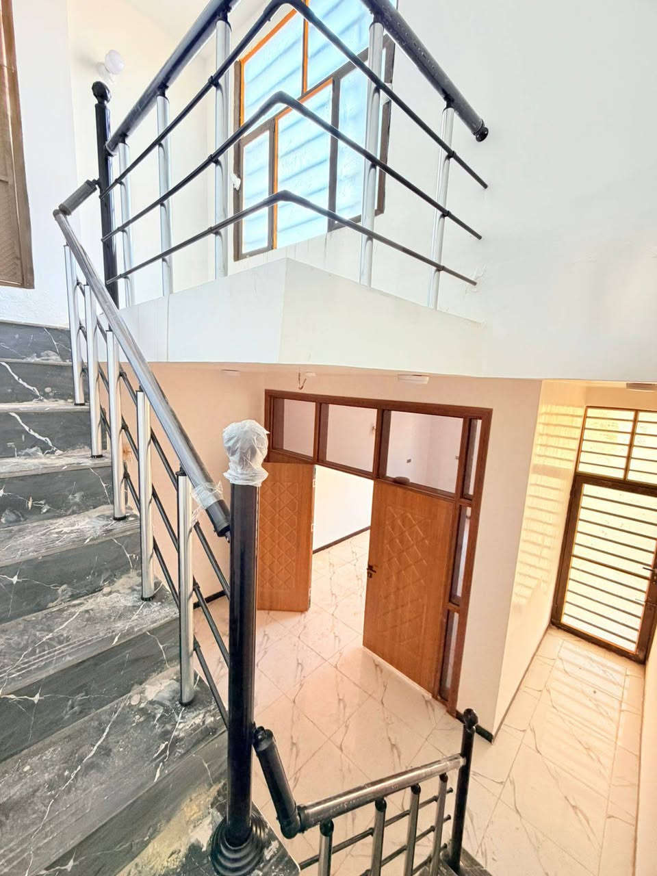 🏠 دار للبيع – النجف / حي ميسان (شارع الزوار قرب شارع 60)
📐 المساحة: 100م
💰 السعر: 40 مليون (قابل للتفاوض)
🏗️ البناء: طابوق جمهوري
🏠 السقف والأساس: صب كونكريت
🔹 التفاصيل:
🛏️ غرفة نوم
🛋️ صالة
🍽️ مطبخ
🪑 استقبال
🚿 صحيات
🔹 الخدمات:
💧 ماء
⚡ كهرباء
🚗 شارع 12 متر
🏫 مدارس قريبة
🌐 إنترنت ضوئي
🔌 خط مولدة
📜 الطابو: زراعي (إقرار محكمة)
📞 ***********
