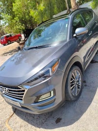 من رخصة  الادمن  توسان موديل ٢٠٢١  حادثها بنيد صبغ وجاملغ وباب السايق ...