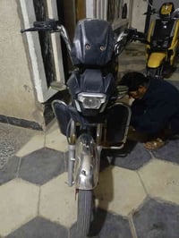 دراجه شحن للبيع خمس بطاريات عل فحص كهربائياته كلهه شغاله موديل 24 نضيف...