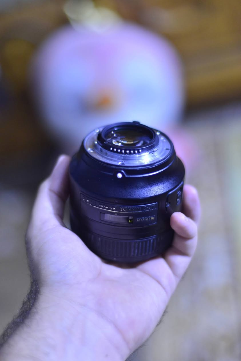 سلام عليكم 
عدسة 85 g
F 1.8 
ب 350 الف  مكاني شهداء البياع 
***********
