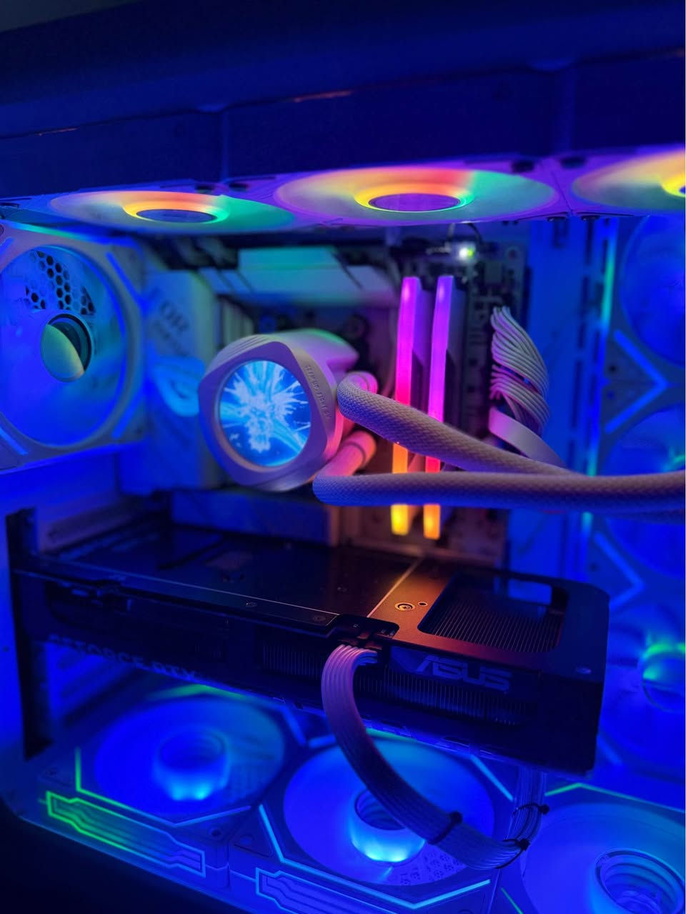 Cpu : R7 9800 X 3D 
GPU : RTX 5080 asus prime 3 fan 
Bord : X870-A ROG STRiX 
ram : CORSAIR 32 GB DDR5 6000mhz 
hard : WD BLACK 2TB GEN4  
Cooler : AORUS WATER FORCE X II 360 ICE SCREEN 
Power : SEGOTEP 1000W + 80 GOLLD 
Case : SAMA 7 FAN. RGB 

کەیسی راقی و بەهیز بۆ هەموو کارێکی دیزاین و گەیمینگ و فۆتۆ ئەبێت 
زەمانی ٦ مانگی هەیە و وەک نوێ وایە 
نرخی ٤ ملیۆن و ٥٧٥ هەزار 
(2950$)
گەیاندن بۆ هەموو شوێنێک هەیە 
***********
*********** أربيل, العراق
