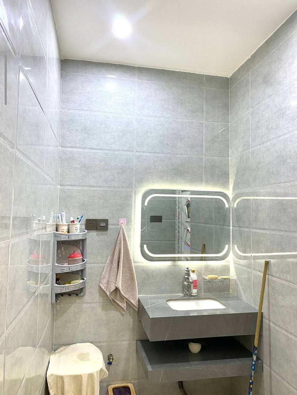 بيت طابقين في الامن الداخلي المنطقة الجديدة قريب
جدا جدا ع شارع القائد
يتكون من 5 غرف نوم
دیوانيه كبيره ٨ في ٤
صاله عدد ۲
كراج
مطبخ بارد و حار
...... رج دائري
حمام عدد ۳
..... اليكم الصور
السعر ۲۹۰ مليون المساحه 200م استفسار ***********
