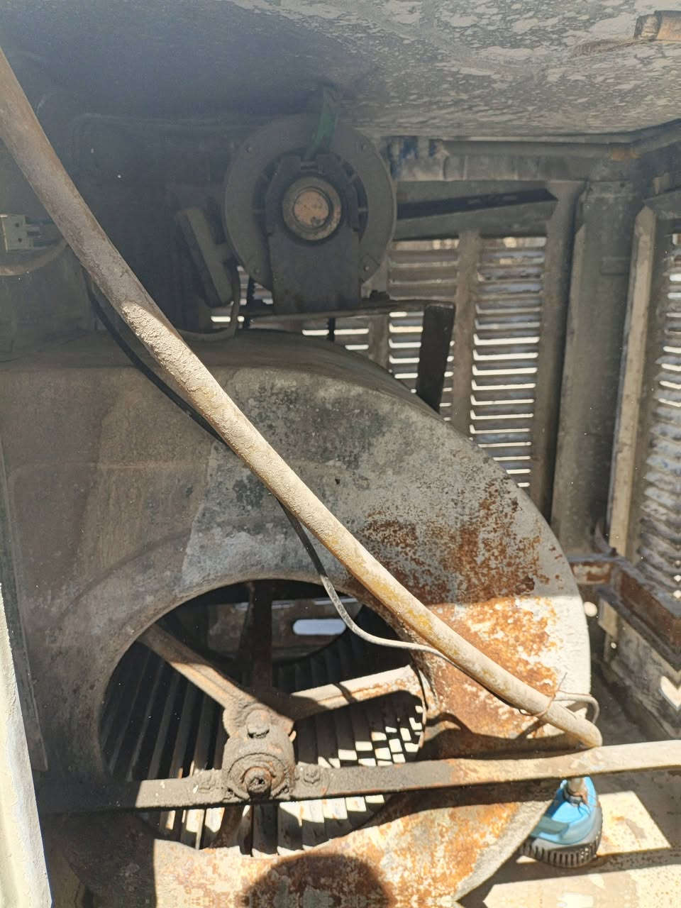 مبردات عدد ثنين  الاولى ياسان
والثانيه جنرال سعر الوحده 75 الف ماطور ضخم ومرتبه گبل تشغلها خير من الله. وتساب ***********
