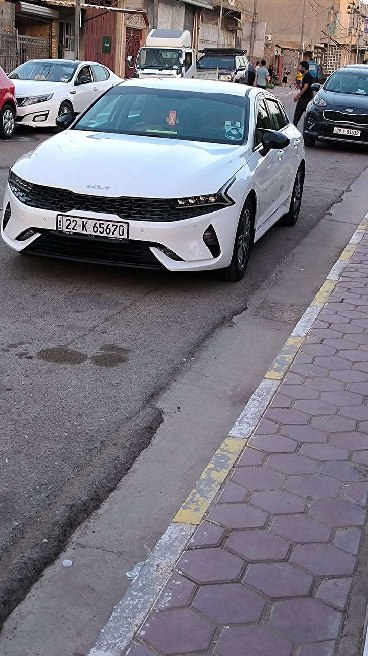 السلام عليكم بيع مستعجل
كي فايف (K5) موديل 2022 خليجي . بانزين عادي 

مكفولة فقط مكانات بارد وتكحيل + حالوب كلش قليل حتى مو واضح .

فول مواصفات عدا البنوراما.  محرك (2000) دوش . السونار موجود.

رقم اربيل باسمي شرط تحويل . هزه وسنوية جدد + مكان السيارة بالكوت واسط

المواصفات:

دوشمة ارضية وصندوق جلد أصلي مع تغليف لايلون

كشنات جلد.

كشن كهرباء

مري شفط + صندوق ذكي ونضام ترحيب عند الاقتراب.

حساسات أمامي وخلفي 

شاشة كبيرة كلشي بيها تدعم كار بلي

كامرة دوارة + كامرة ثابتة عند المشي

فول تحكم ستيرن + مانع انزلاق 

بصمة وتشغيل عن بعد + لد نهاري لايتات عدسات ثلجي.

تبريد بيانو لمس + تبريد قطعتين 

ويل ابو الوردة مع 5 تايرات جدد

5 وضعيات قيادة

SMART
ECO
COMFORT
SPORT
COSTOM

وبعد بيها مواصفات..

ماشيه 95 الف والسيارة نضيفه من كلشي

تحويل مباشر بأسمي فقط بدون وكالة 

السعر : 182 $ وبيها مجال قليل للشراي

للاستفسار اتصال . او واتساب ***********

