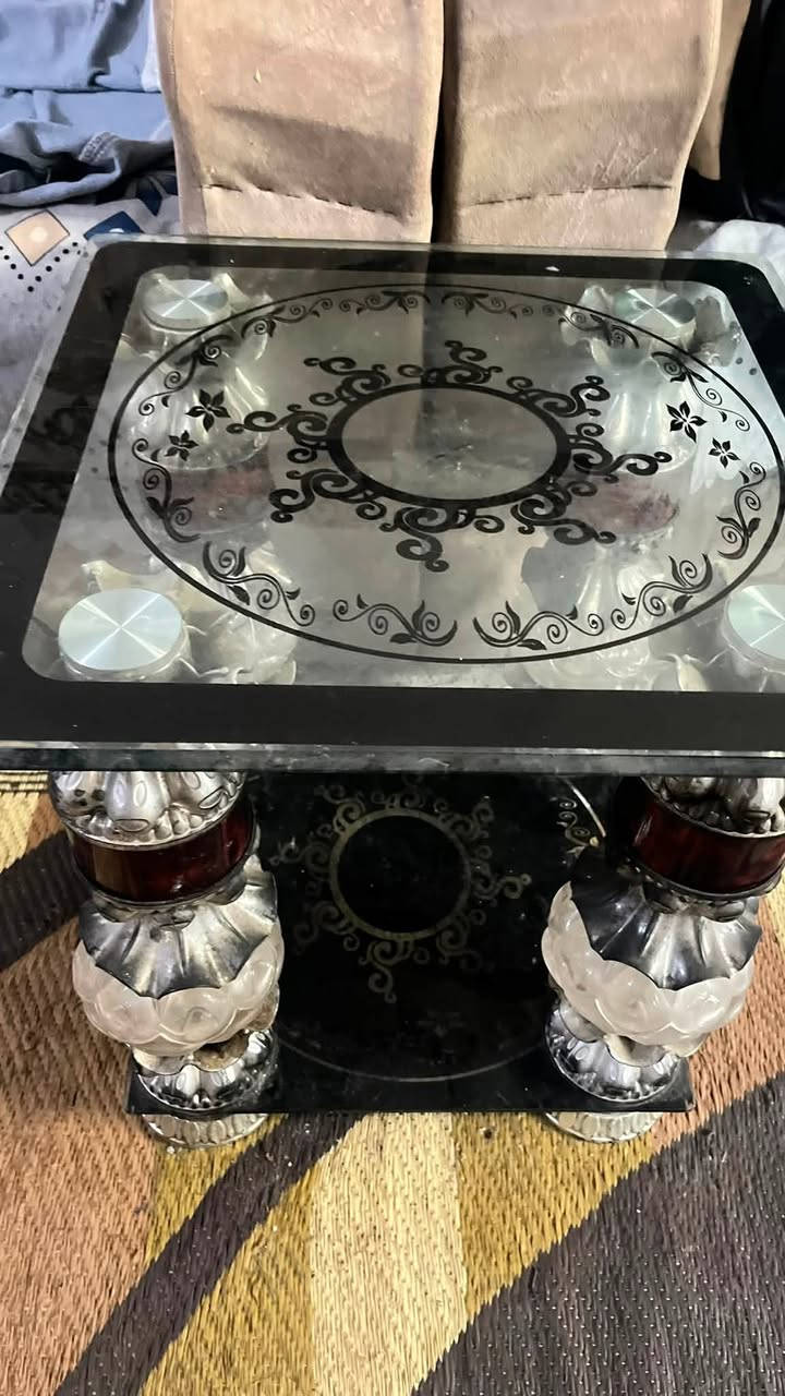الميز ب ٤٠ الف الكرسي ب ٣٠ الف
العجانه بيها خلل تطكطك من تشتغل يعني تهتز بس تحطولها ورقه تصير عادي سعرها ٤٠ الف 
مكاني بغداد الشعلة الرقم واتساب ماكو توصيل ***********
