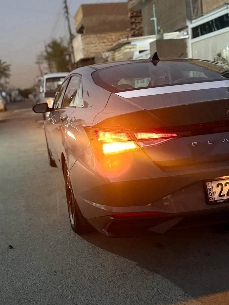 السلام عليكم النترا 2022 للبيع 
لون سمنتي مميز ومواصفاتها حلوه 
رادات اماميه ومري 
تحكم ستيرن قياده ذاتيه 
إطفاء ذاتي 
السياره مو بصمه سويج 
ماشيه 58 ميل 
السعر 145 عنواني بغداد 
حادثها جاملغ وبنيد 
رقم الهاتف ***********
