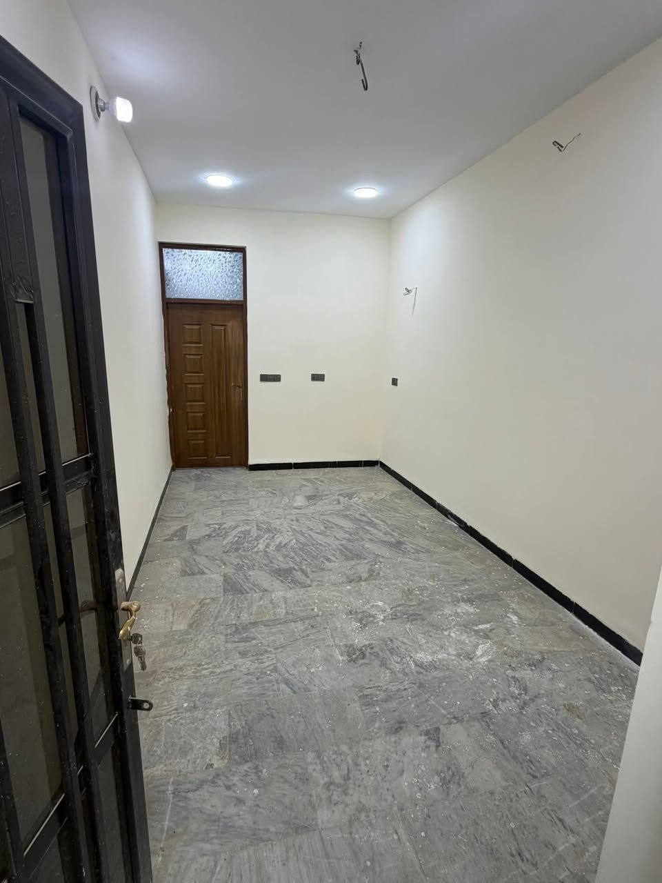 مشتمل اللاجار الشعب خلف سوك شلال ٥٠ متر استقبال
وخدمات ومطبخ وحمام فوك بي غرفتين نوم مال عائله 

زغيره السعر ٥٠٠ الف قفل

 معروض بمكتب الكناني ***********
