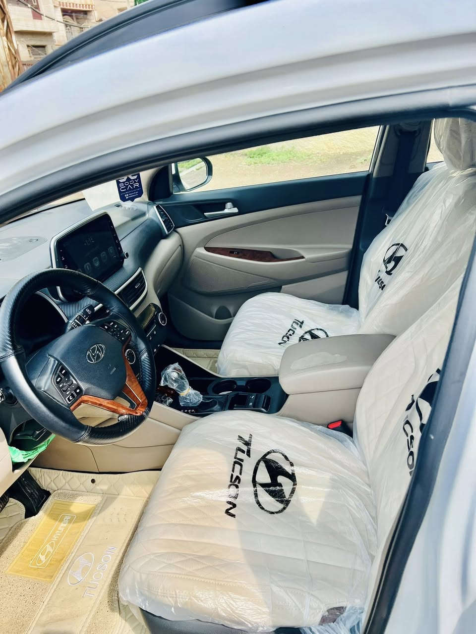 السلام عليكم 
                        العنوان ~بغــٌداد الغــزاليـه~
{توسـٌــان}
موديل.    2019
خليجي فول مواصفات 
5عدسات كراسي كهرباء2
عدد الممشى 127
سونار+حداديه +دهن تخم تاير كله جديد 
.
رقم بغداد با أسمي
. 
 🔴السياره مبدل بيه بس البنيد بدون اي ضرر او حادث 
 وبيها بارد خفيف بل جنطه 
. 
للاستفسار او المراسله على هذا الرقم 
{***********}
