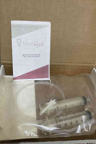 يعلن مكتب سما الطب عن توفر

📦 جهاز البالون البَكري - MedGyn Postpartum Balloon Catheter

🩺 الاستخدام:
يُستخدم هذا الجهاز بعد الولادة للسيطرة على نزيف ما بعد الولادة (PPH)، خصوصًا بحالات عدم انقباض الرحم (Uterine Atony).

🧪 مكونات الكيت:
 • كاتيتر سيليكون ناعم قابل للنفخ.
 • بالون بتصميم كمثري يتناسب مع تشريح الرحم.
 • محقنتين (50ml / 60ml) لتعبئة البالون.
 • أنبوب مرن + صمام ثلاثي الاتجاهات.

💧 طريقة العمل:
يتم إدخال الكاتيتر داخل الرحم وتعبئة البالون بـ 300-500 مل من محلول معقّم (سالين أو لاكتات رينجر)، فيقوم البالون بالضغط على جدار الرحم ويمنع النزيف.

🛡️ الفوائد:
 • بديل آمن وغير جراحي لإيقاف النزيف.
 • سهل الاستخدام داخل غرف الولادة أو العمليات.
 • معقم وجاهز للاستعمال الفوري (Single-use).

🏷️ الشركة المصنعة:
MedGyn Products – USA
🆔 رقم المنتج: [Postpartum Balloon Catheter]
للاستفسار او الطلب زورنا في مكتب سما الطب_ مقابل دائرة صحة الرصافة
او الاتصال عبر الارقام

***********/***********
