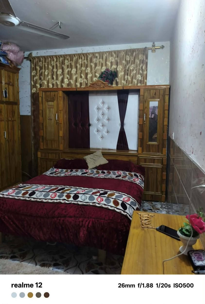 سلام عليكم بيت للبيع حي 18 ثاني فرع عن الحمداني طابوق غرفة صالة مطبخ استقبال حديقة طارمة للاتصال *********** واتساب
