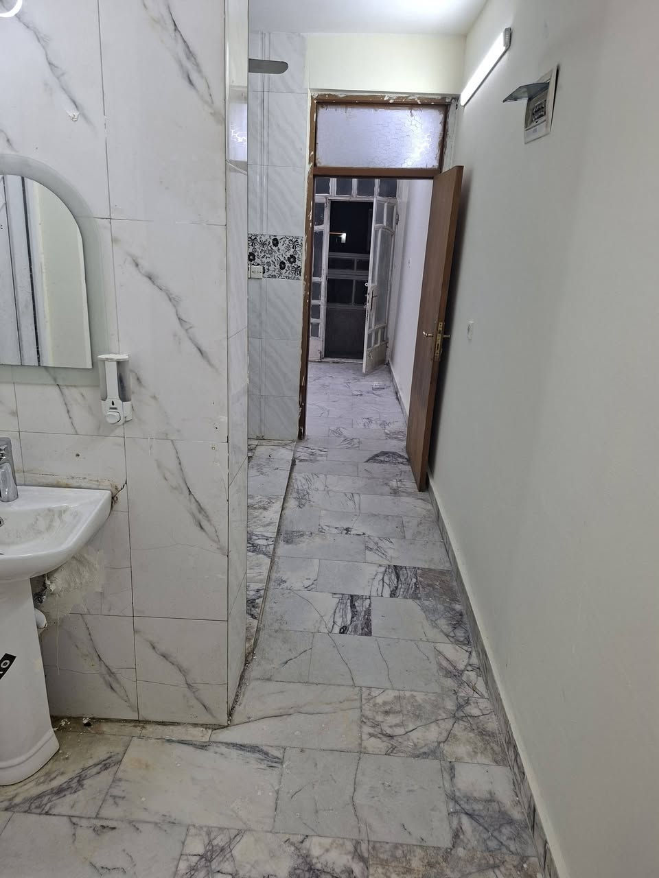 شقه غرفتين وصاله كراده قرب ابو ورده طابق اول عوائل،فقط،سعر،٦٠٠،
غرفتين وصاله طابق ٣ قرب سيد ادريس سعر ٦٠٠،
كما يوجد غرفتين وصاله يم مسرح الوطنى سر قفليه ١٢ بدون اجار طابق ٢،اتصال ***********
