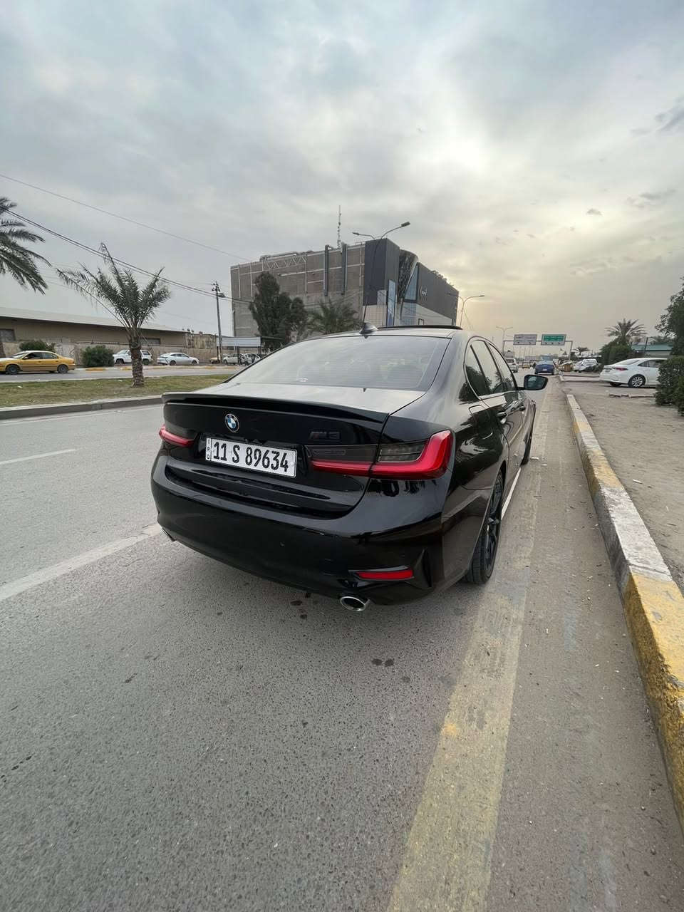 بي ام موديل 2020
330 بانزين دفع خلفي 
اللون ااسود 
السيارة ١/١ راح اذكر مواصفاتها للميعرف بيهن 
فتـحة سـقف  
بصمة تشغيل + 4 بيبان بصمة 
وترحيب 
الكشنات جلد لون اسود 
كشنات ثنين كهرباء وكشن السايق خزن ميموري وتدفئة بل الكشنات الامامية 
شفتات بل الستيرن وتدفئة بل الستيرن 
داتشو عرض ع الجامة الامامية 
كيج الكتروني 
 اشارة بل المري ونقاط عمياء والمري شفط وايضآ قلاب 
قطعتين تبريد والقطعة الخلفية ايضآ منفصل 
دشبول متغير الالوان من الشاشة بلادي 
حساسات خلفية وامامية وتعرضلك بل الشاشة  
رادار امامي تحديد مسار والتعرف ع الاشخاص والسيارات 
لايت داينمگ متحرك وترحيب عند التشغيل 
تكدر تضبط توقيت للسيارة تشتغل بل الوقت الي تريدها وتطفى بل الوقت الي تريدة من الشاشة 
اوتو تبريد واوتو لايت واتو ماسحات 
تعلي وتنصي الاغاني بدون متلمس الشاشة عن بعد وهاي حركة بي ام الشهيرة 😉
انضمة القيادة وتتغير الشاشة حسب نوع القيادة 
اوتو هولد والسايد بريك دكمة ودكمة لاطفاء الحساسات
ماوس تحكم بل الشاشة 
محرك السيارة 2000 توين بور توربو 
السيارة ماشية70  الف ميل 
حادثها فقط البنيد قطعة وحدة مبدل بلادي بدون صبغ  بدون دواخل بدون شواصي بدون لغود والسيارة تشتغل وتمشي بامريكا 
طاك ايرباك ستيرن  
اخوان السيارة ليرة وجديدة بشكل وحيل معتني بيها  
مكانها بغداد  - الحريه - الدور  
سعر السيارة 245 ورقة  ***********
اعتذر عن الاطالة
