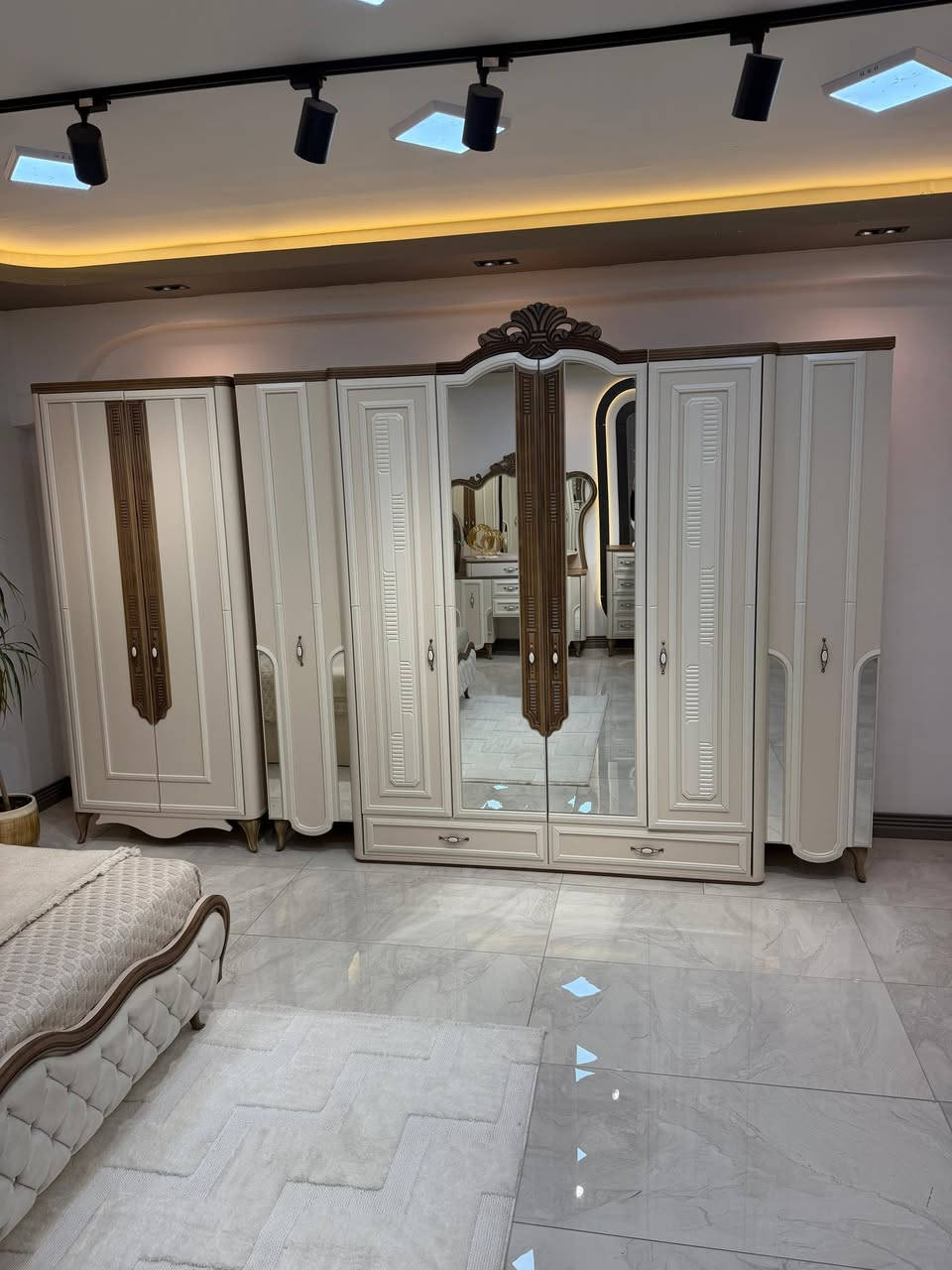 *موديل🔱 فيرا * 🔱
*9 قطع*
اجزاء الغرفة 👇 
⚜️ كنتور + ملحق 3 متر و 70 سم (8 ابواب) مع نرمادة هيدروليك الارتفاع 2.45 متر 
⚜️ سرير  الارتفاع 145سم 
⚜️كومدي عدد ٢ العرض ٦٢ سم 
⚜️ ميز تواليت 195 الارتفاع *  العرض 150   
⚜️ مرآة قيافة  مع مجر  
⚜️ درور (جزامة) مع اربع مجرات وباب يحتوي على اربع رفوف.
⚜️ طابوريه .

📝 يدات حديد + النرماده هيدروليك سكة ٣ مراحل + برغي وجوي حديد 🔩


**إذا كنت صاحب هذا الإعلان وتريد حذفه لأي سبب، رجاءا أرسل رسالة إلى الدعم الفني**