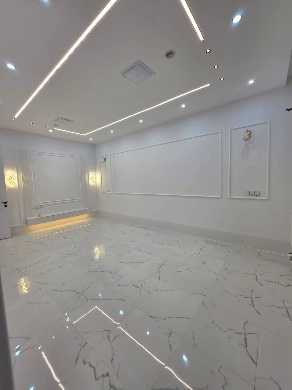 خانوبۆفرۆشتن گەرەکۍمامۆستایان نزیک قوتابخانەی هەلوێست ومزگەوت خێرخوازان رووکنی150مەتر10بە15دووقات و
 ژێرزەمین/تاپۆ/روی خۆر بەیانی فول مواسەفات/دکتی موبەریدە/سقف مەغربی/سستەم کامێرا/سستەم غازونەوت/روۍپێشەوەۍئەسترۆپۆڵ/تێبینی ↙مالی تێنەچوە
بۆزانینی نرخ پەیوەندی بکەن***********
