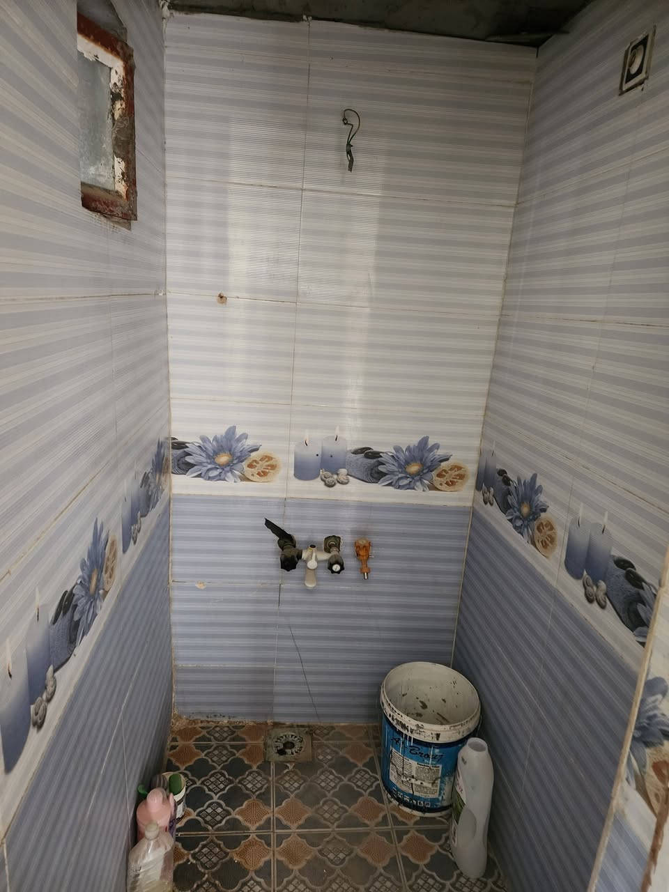 ,بيت للبيع  سعر ب ٧ونص
 مساحه ٧٠متر  سند 25 مداور بأسم المشتري  مشموله بالتطويب 
العنوان البو جاسم خلف الحضاره شارع ابو وائل 
الاستفسار أتصل  ***********+*********** واتساب او مراسلة الصفحة ***********
