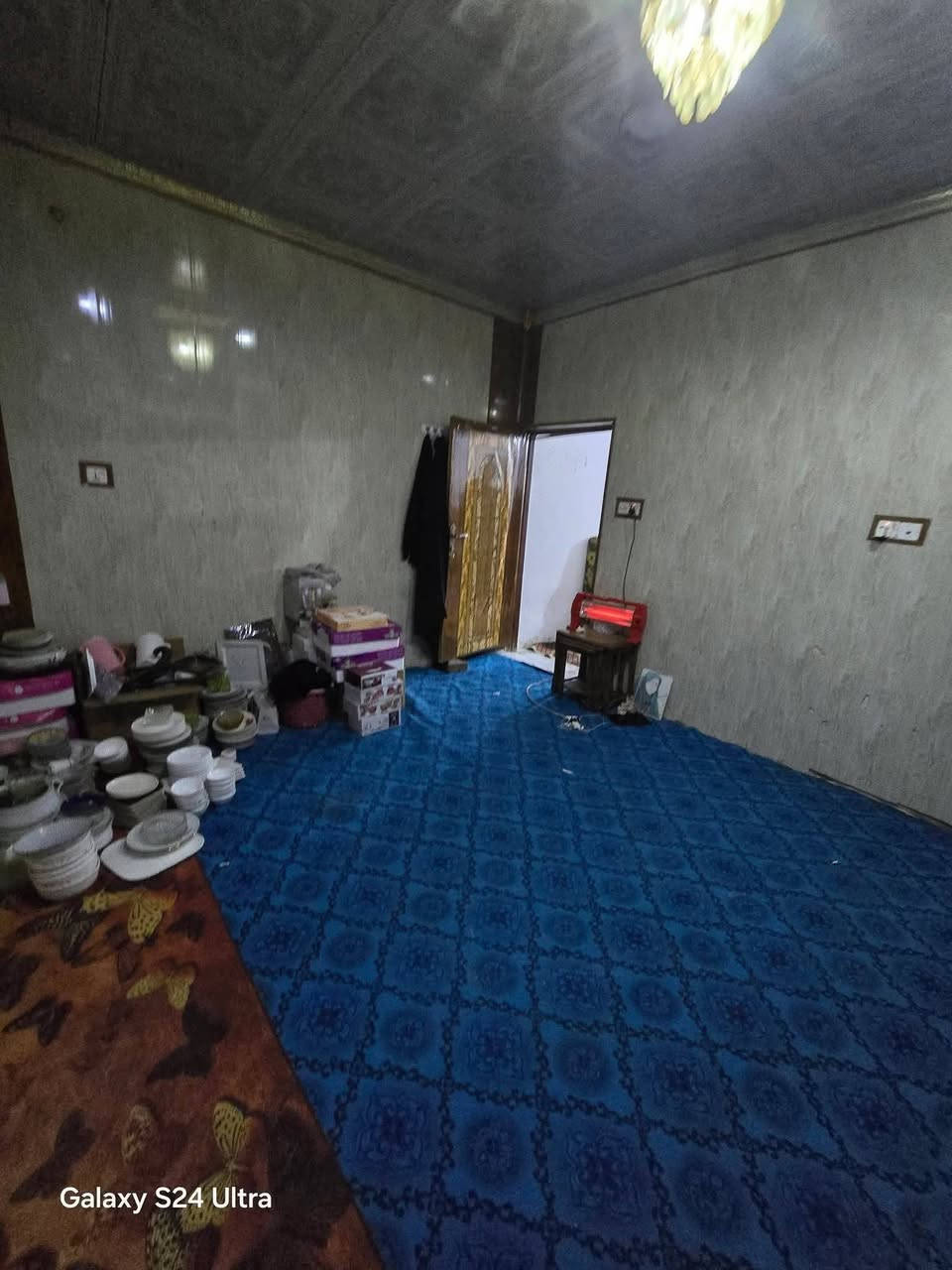 بيت لبيع بشارع المطار الجديدالمساحه ١١٠متر يحتوي على غرف ٣ وصاله ومطبخ ومكشوفه وصحيات  السعر ٢٦اقصاد المقدمه ١٥ والباقي الشهر ٣٠٠الف  للستفسار *********** مكتب بركات ام البنين قرب اسواق فدك مقابيل شارع السبيس مدخل البيت مترونص دولان البيت قريب على الشارع
