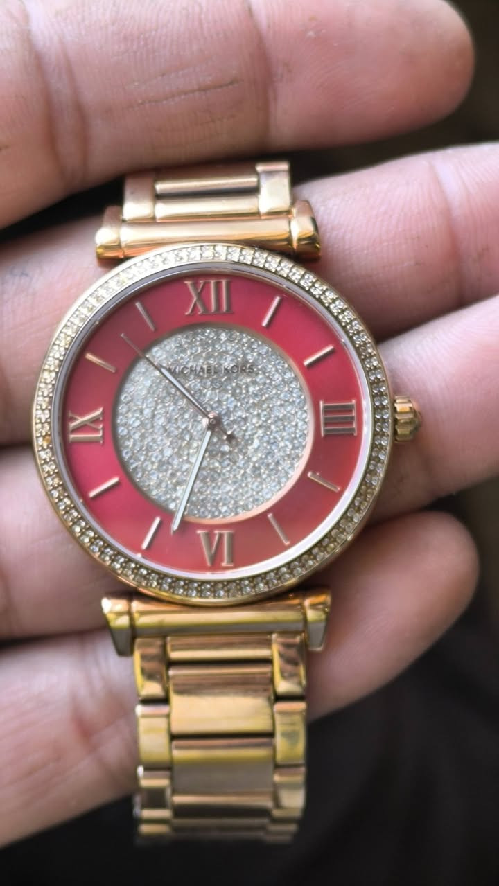 سلام عليكم      
 ساعة مايكل كورس موديل كيتلين (Michael Kors Caitlin MK3377) النسائية، وتتميز بلونها الذهبي الوردي ومينا مرصع بالكريستال الأحمر. خوان ماخذه 150الف الي يدفع بيه 90الف بلعافيه عليه ***********
