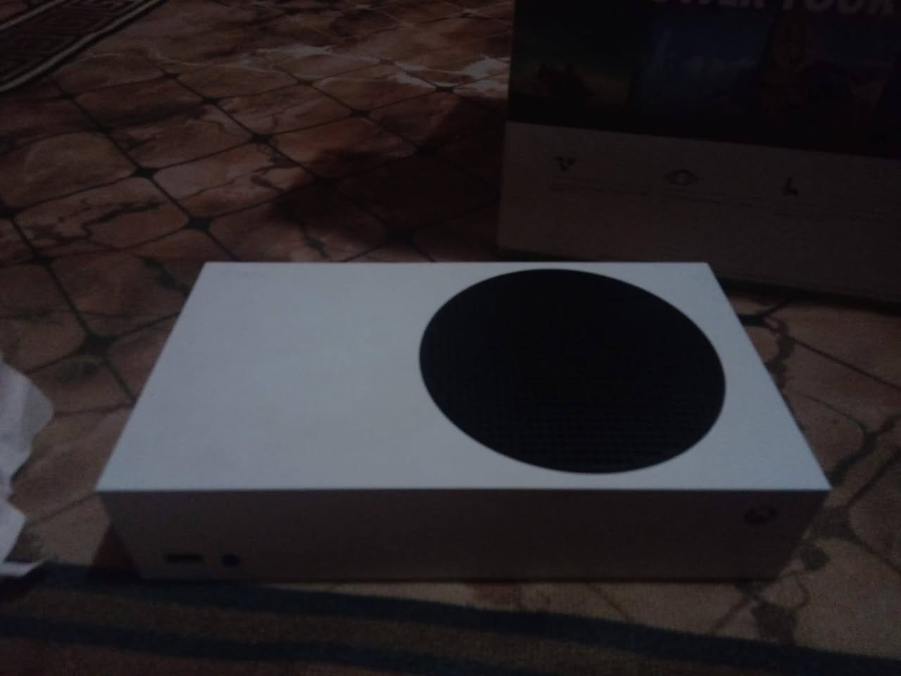 اكسـ بوكسـ سيريسـ اسـ الجهاز جديد مثل ما موضح بصوره وما صارلي شهرين من اخذته وكلشـ متوازي ع بيعته الجهاز لوك ستيكر ممفتوح كامل ملحقات والكارتونه  مالته وياه العنوان بغداد الشعله شرايي تواصل وياي ع هل رقم ***********
