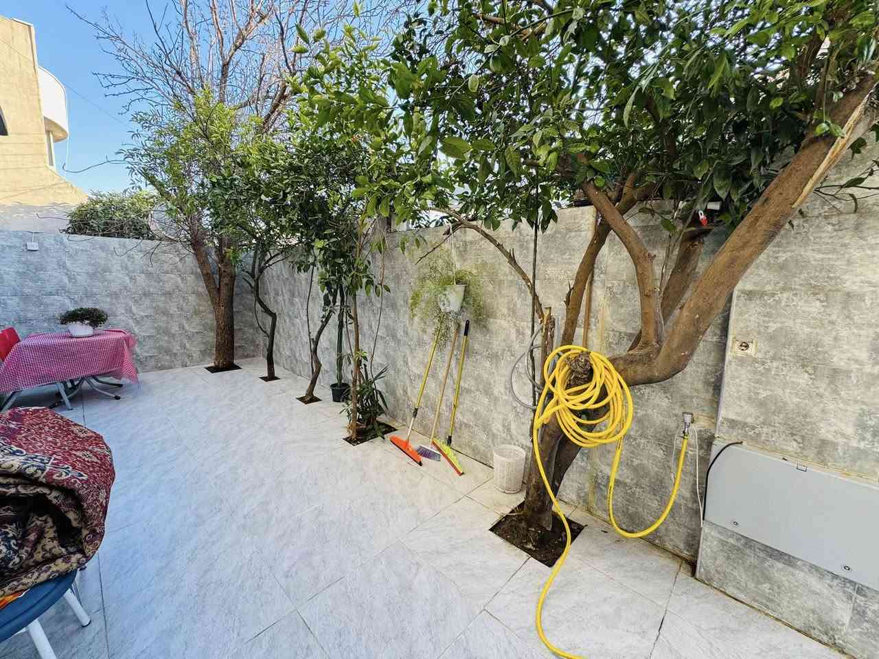 دار للبيع المساحه 200 متر واجه 10 والنزال 20 متر طابق ونص
في حي سومر قريب ع سوق سومر  اتجاه قبله 
يتكون الدار من غرف عدد 4 
وهول عدد 2 
وصحيات عدد 2 
واستقبال ومطبخ وسطح ناصي مغلف بل كامل 
وداريج خارجي يصلح للاستثمار 
دار محدث بل كامل من سيراميك وسقوف جبسن بورد وارضيه جديده وابواب تركي  وشبابيك المنيوم  البيت بدون اي نقص 
الدار ملك صرف سند طابو الزهور سند حديث الشرعي موجود

للاستفسار مراجعه مكتب المهند لتجاره العقارات 
او الاتصال ع الارقام التاليه 
***********مهند 
***********مهند 
***********هاشم
