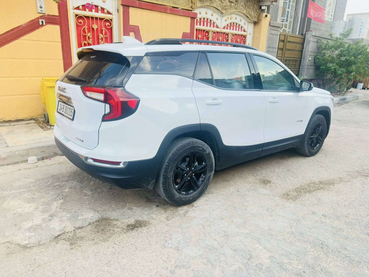 سياره جمسي تيران فئه AT4  فئه مميزه بيها مواصفات هواي منها كامره وكذلك حساسات وكذلك مانع انزلاق وكرسي كهربائي وكذلك ثلاث انظمه سياقه ومواصفات ثانيه بيضاء 2023 وارد امريكي مرقمه رقم بصره السعر 210$ للتواصل ***********
