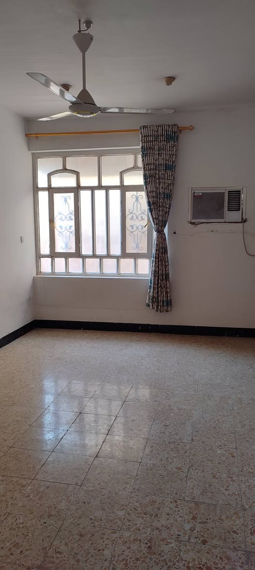 دار للايجار طابق ثاني
يتكون من صالة وغرفتين نوم مجهزة بسبلت ومكيف ومطبخ يحتوي على كاونتر
يفضل عائلة صغيرة 
للاستفسار /***********
