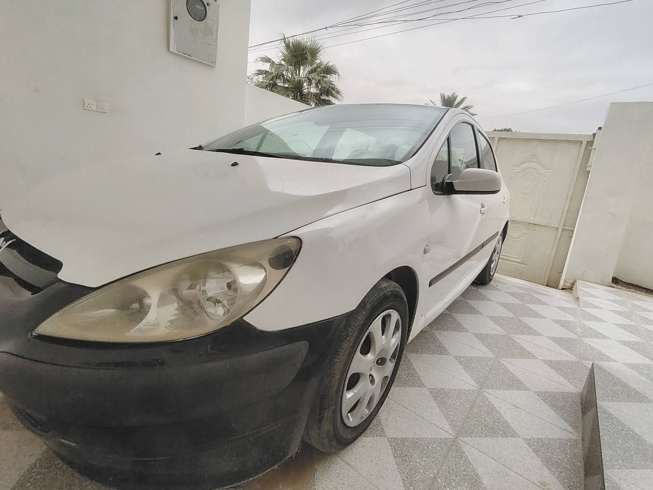 بيجو فرنسي موديل 2006 حجم 307 السعر 50 وبي مجال 
مكينه وكير جدد حداديه جديده فريز وكمبريسر جدد بي بروده بس منقص غاز شوي سياره كامله ومرتبه مال جناي
تفاصيل خاص او واتساب *********** رقم فقط واتساب مكان سياره الشرقاط
