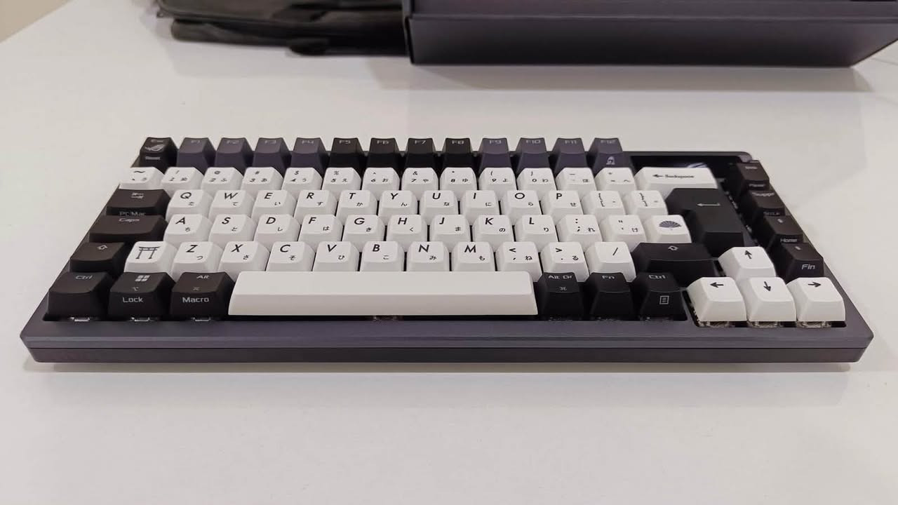 السلام عليكم من رخصة الادمن
كيبورد asus rog azoth للبيع 
الكيبورد نضافة 100% زلغ ممزلوغ وبحالة الوكالة
السعر 250 وبي مجال قليل
للاستفسار خاص او 
***********
