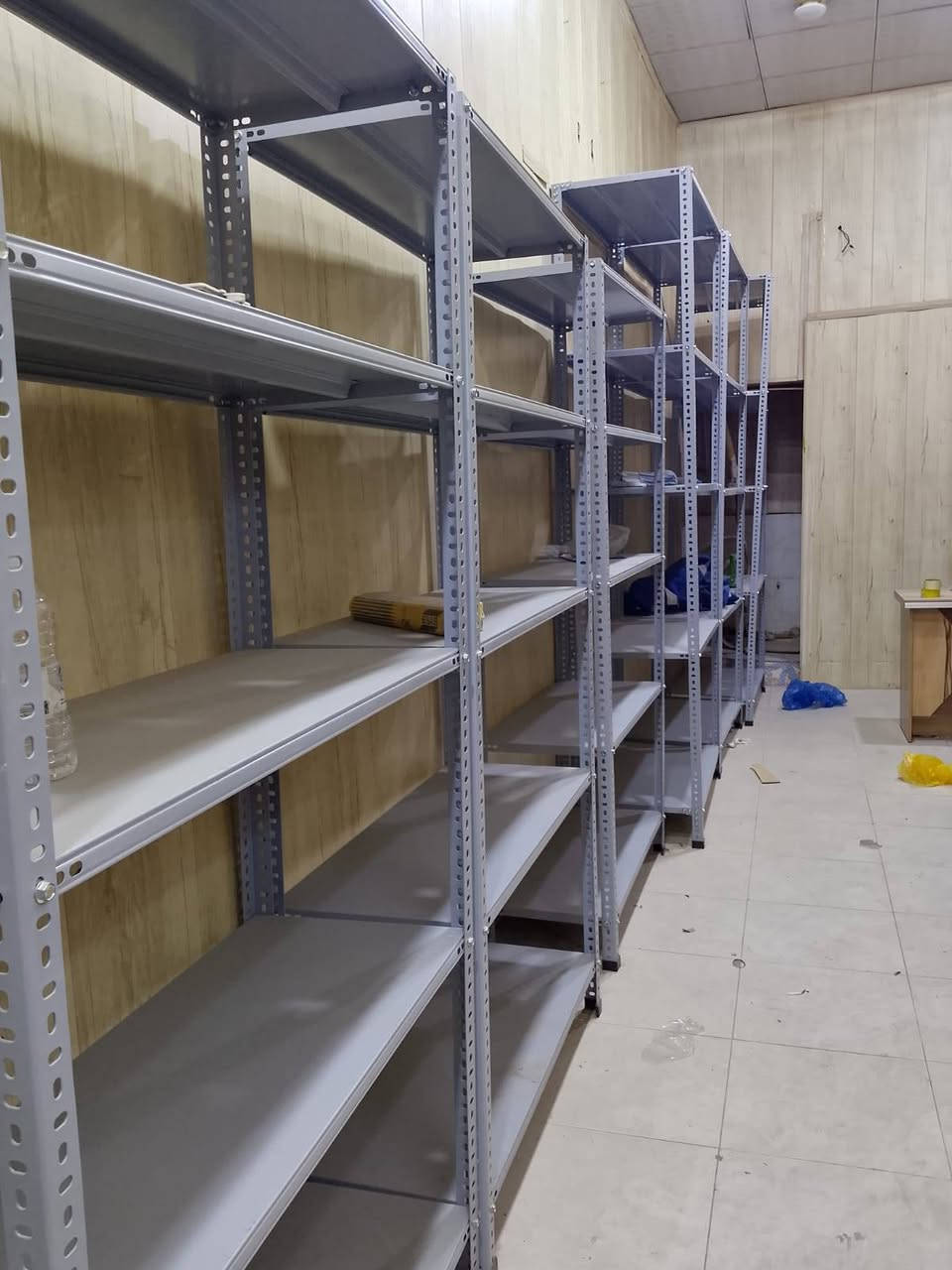 ن الإعلان: رفوف عرض حديد للبيع بحالة ممتازة
للبيع رفوف عرض قوية بحالة ممتازة.
المواصفات:
6 رفوف بارتفاع 2.5 متر.
4 رفوف بارتفاع 2 متر.
العمق 40 سم.
متينة وعملية وجاهزة للاستخدام.
مناسبة لمحلات المواد الغذائية، الملابس، الأدوات المنزلية، المخازن وغيرها.
للاستفسار يرجي الاتصال على الرقم ***********
