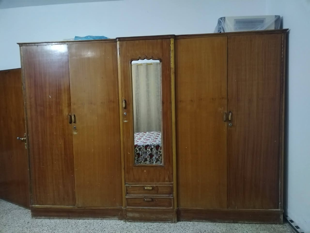 سلام عليكم يوجد غرفه نوم وجربايه للبيع السعر ٢٥٠ حله حي المهندسين *********** واتس اب او اتصال
