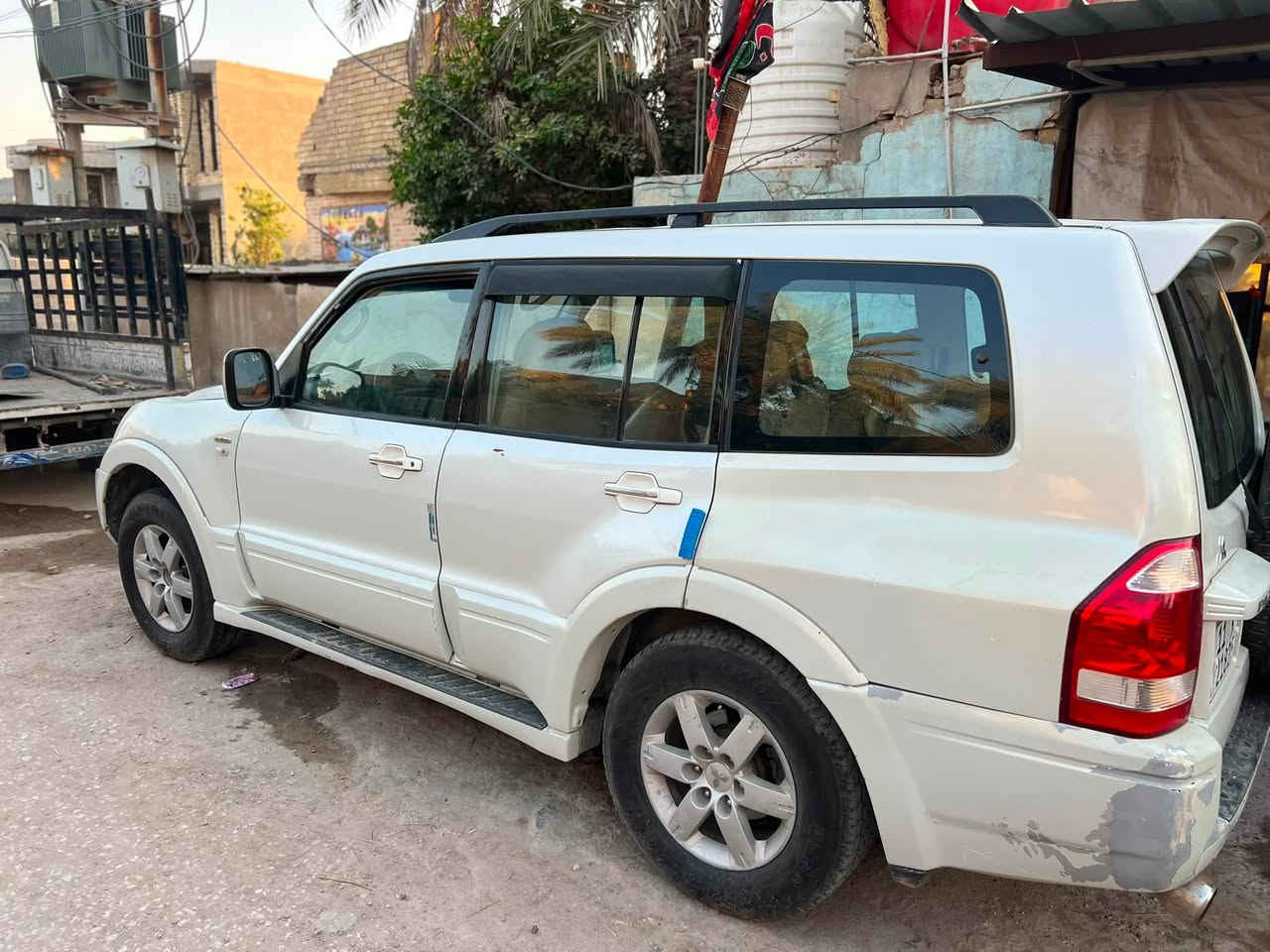 سلام عليكم 
باجيرو البيع موديل 2006
بيها نواقص شي قليل بسمي رقم نكليزي 
مصبوغه وبيها وجارده بس الجملغات الخلفيه نقص كمبريسر 
حله ورديه خارج ***********
