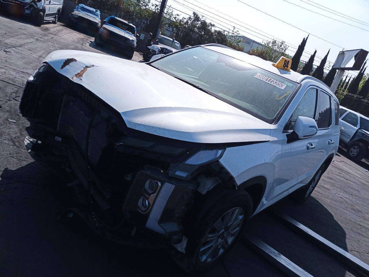 سلام عليكم
بنسايد 
موديل 2024 
سيارة فول 
ماعدة فتحة 
تبريد 🥶
كشنات منفصل
جلد سيارة 
سيارة فول مواصفات 
الرقم ***********
