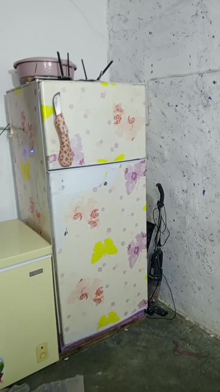 السلام عليكم ثلاجه للبيع سعر 175 بها مجال نريدها يتواصل وياها على الخط مكان رمادي شارع***********
