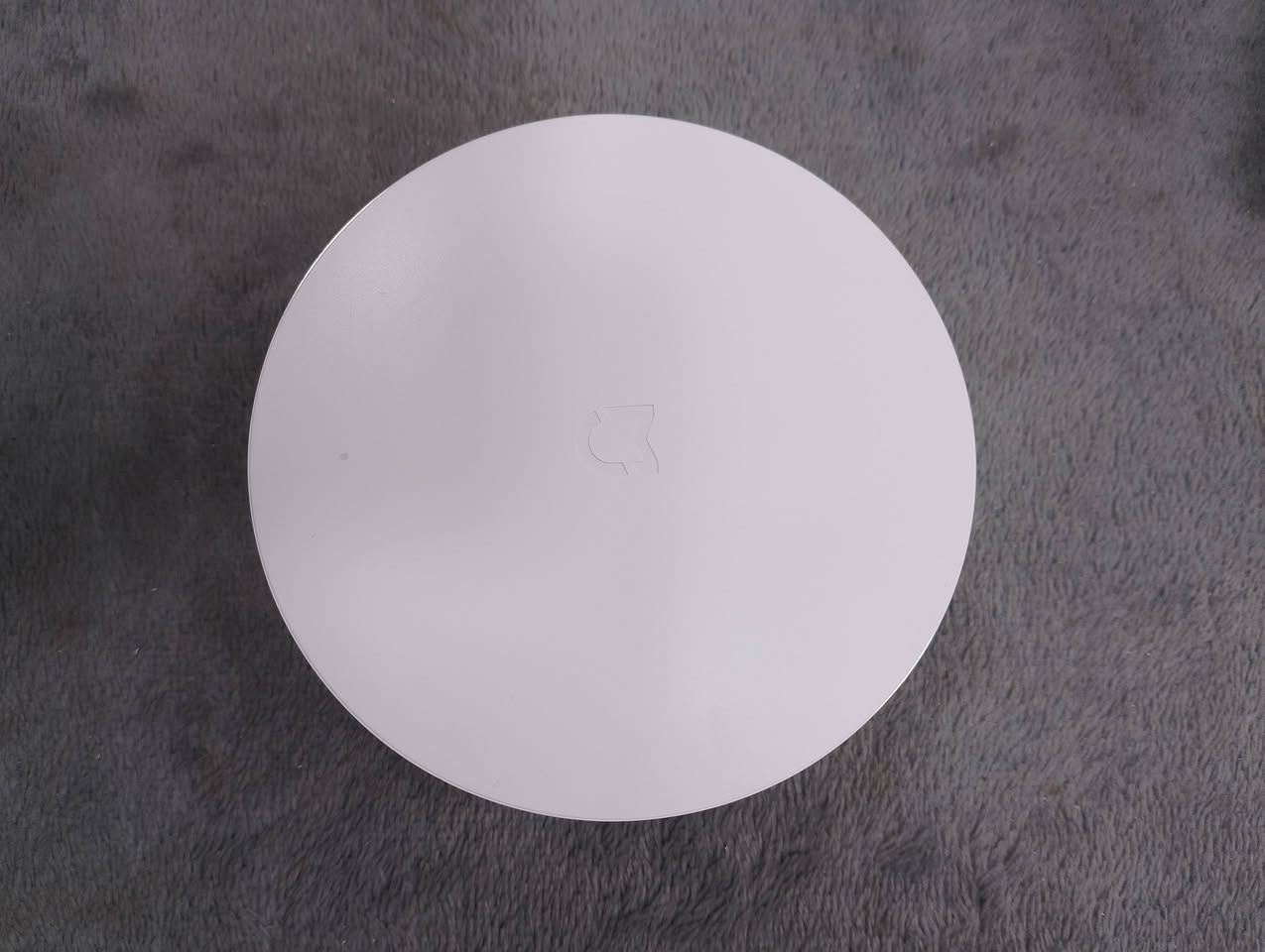 Xiaomi Mi Smart Home Hub، 
وهو عبارة عن مركز تحكم للمنزل الذكي يربط أجهزة  المختلفة معًا. 
توافق واسع: يدعم بروتوكولات اتصال Zigbee 3.0، وWi-Fi، وBluetooth. 
التحكم الذكي: يعمل مع تطبيق Apple HomeKit للتحكم الصوتي عبر Siri، بالإضافة إلى تطبيق Mi Home. 
توصيل الأجهزة: يتيح ربط المستشعرات والإضاءة وأنظمة الصوت لإنشاء سيناريوهات أتمتة منزلية. 
التغطية: يستخدم هوائي Wi-Fi مزدوج بتقنية MIMO لضمان اتصال مستقر حتى عبر الجدران 
بسعر 20 ألف 
يوجد توصيل لجميع المحافضات 🛵 
***********
